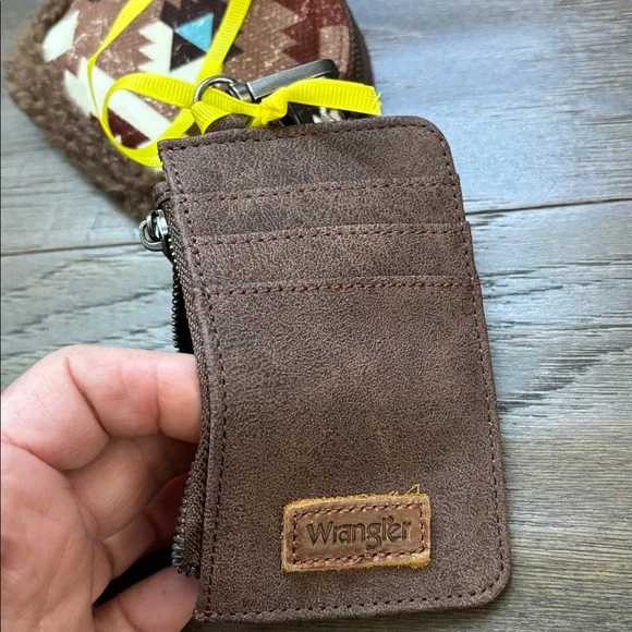 Wrangler Sherpa Southwest Print Dual Pouch Wristlets zip top,cards,key - Picture 6 of 10